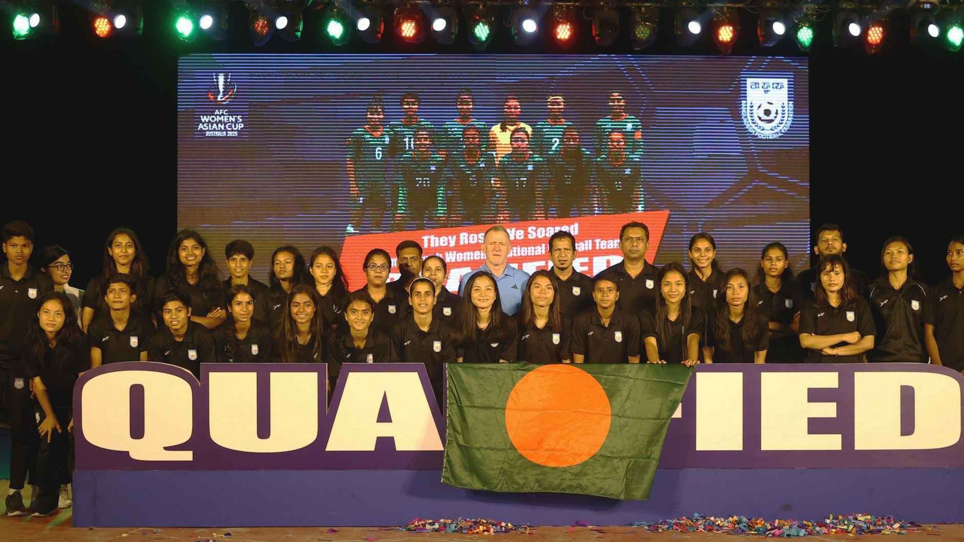 মধ্যরাতে নারী ফুটবলারদের সংবর্ধনা দিলো বাফুফে